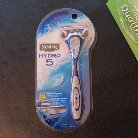 NWT Lot Of 4 Gillette Venus & Schick Hydro Razors for Women - Picture 3 of 10